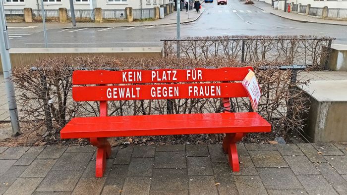 Die „Rote Bank“ steht jetzt am Schwenninger Bahnhof