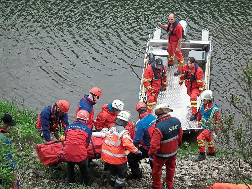 Rettungsübung am Linacher Stausee. DRK, DLRG und Bergwacht arbeiten Hand in Hand.  Foto: Archiv