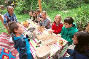 Bei einer Tasse Kräutertee lassen sich die Ferienkinder von Barbara Parlow (links, stehend) über die heilsamen Wirkungen von Kräutern informieren. Foto: Reutter Foto: Schwarzwälder-Bote