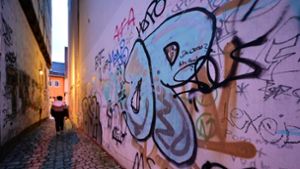 Zwei Männer sollen in Freiburg-Neuburg  Graffiti gesprüht haben. (Symbolfoto) Foto: Martin Schutt/dpa