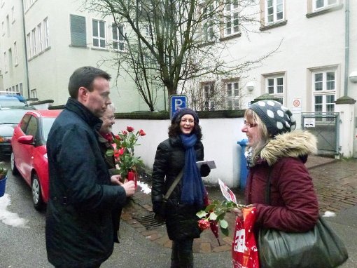 Lass Blumen sprechen: Nils Schmid kann sich dank einer Gruppe wackerer Wahlkampfhelfer gut gewappnet auf den Weg zu Kontakten mit Passanten und Beschäftigten in den Innenstadtgeschäften. Foto: Scheidel