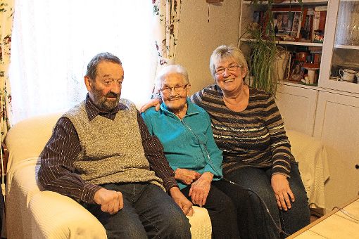 Der 79-jährige Peter Waßer fühlt sich auf einem Sofa mit Ella Schneider (Mitte) und Marianne Hilser gut aufgehoben. Foto: Parage