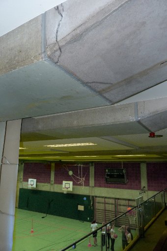 Wer auf der unteren Tribüne der Doppelsporthalle sitzt, sieht die zahlreichen Risse im Beton deutlich.  Foto: Otto