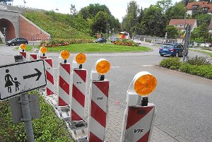 Die Warnbarken stehen bereit: Am  Montag  wird der Kreisverkehr in der Herrenberger Straße teilweise gesperrt. Foto: Klormann