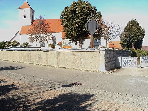 Mit der Mauer hat die Sanierung des Heinstetter Friedhofs begonnen. Archiv-Foto: Gomeringer Foto: Schwarzwälder-Bote