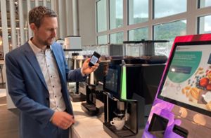 Benjamin Thurner demonstriert im WMF-Showroom eine QR-Code-Anwendung für Kaffeemaschinen. Foto: Schmidt/cf