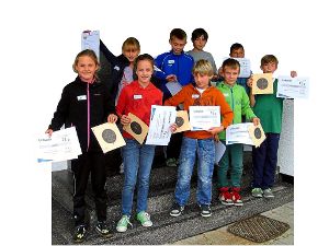 Stolz präsentieren die Kinder ihre Urkunden und Scheiben. Foto: Schwarzwälder-Bote