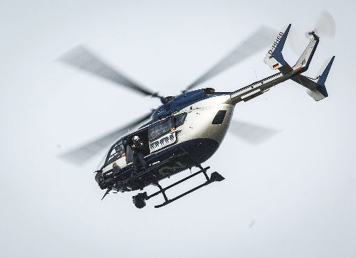 Auch mit einem Hubschrauber suchen die Einsatzkräfte nach dem Vermissten. Foto: Rumpenhorst