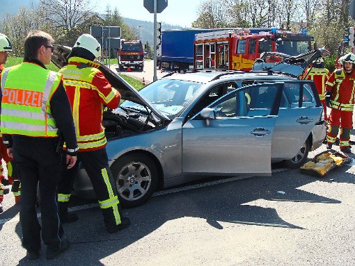 Feuerwehrmänner begutachten das zerstörte Fahrzeug nach dem Zusammenprall mit einem Kleinlaster. Foto: Hauser Foto: Schwarzwälder-Bote
