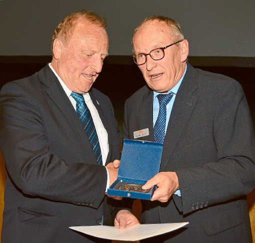 Genossenschaftsverband-Vorstand Gerhard Schorr (rechts) überreicht Helmut Haberstroh die Raiffeisen-Schulze-Delitzsch-Medaille. Foto: Herzog Foto: Schwarzwälder-Bote
