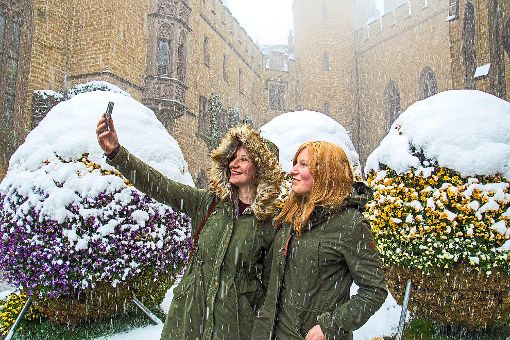 Wintereinbruch statt Frühlingserwachen. Zum Schneefall im April wurden auf der Burg Hohenzollern einige Selfies geknipst. Foto: Beck