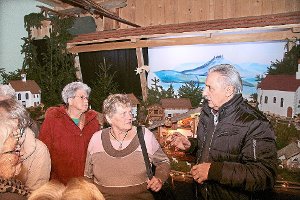 Albert Mauz, Vorsitzender der Krippenbauer aus Hausen im Killertal, führte die Besucher durch die Ausstellung.  Foto: Wahl Foto: Schwarzwälder-Bote