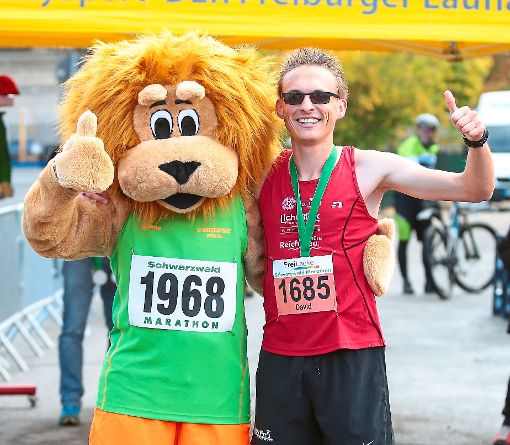 Strahlende Gesichter: Diese gab  es  nicht nur beim Maskottchen des Schwarzwald-Marathons und dem Sieger des Halbmarathons –  David Jansen. Foto: Roger Müller