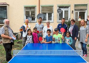 Mit der Einweihung einer Tischtennisplatte und eines Volleyballfeldes wurden die sportlichen Möglichkeiten in der Asylbewerberunterkunft Haus Waldeck erweitert. Foto: Priestersbach Foto: Schwarzwälder-Bote
