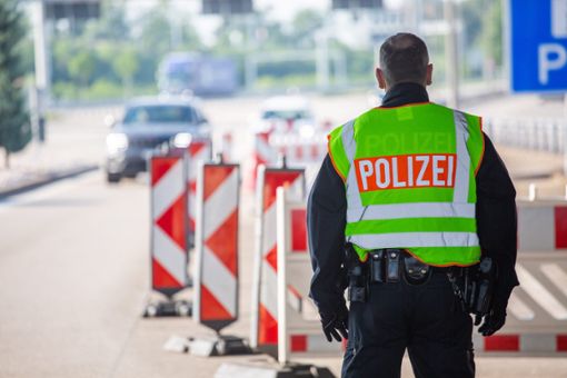 Bei der Ausreise in die Schweiz ist ein 48-jähriger Mann vom deutschen Zoll kontrolliert und im Anschluss festgenommen worden. (Symbolfoto) Foto: Philipp von Ditfurth/dpa
