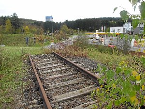 Wenn Züge nach Stuttgart rollen sollen, muss natürlich auch die Eisenbahnbrücke bei Heumaden wieder hergestellt werden. Foto: Hölle Foto: Schwarzwälder-Bote