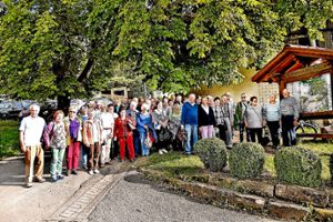 Hubert Gulde (Vierter von rechts) hat  den Ausflug von rund 50 daheimgebliebenen Geislingern organisiert. Foto: Meschkan Foto: Schwarzwälder-Bote