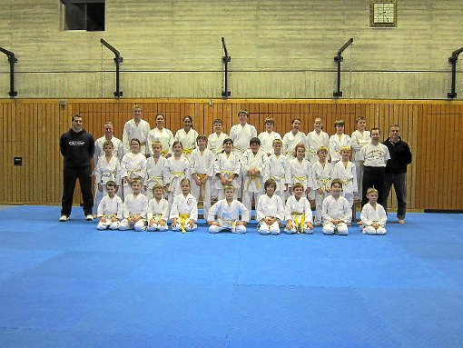 30 Kinder unterzogen sich im Shintaikan Karate-Dojo Villingen der Farbgurtprüfung und erreichten die nächsthöhere Stufe. Foto: privat Foto: Schwarzwälder-Bote