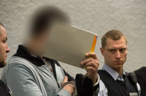 Einer der Angeklagten am 15.01.2015 in Stuttgart vor Beginn des Prozesses. Foto: dpa