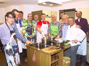 Viel gelernt   und viel Spaß haben die Teilnehmer bei  Männer kochen im Gemeindehaus in Rosenfeld.   Foto: May Foto: Schwarzwälder-Bote