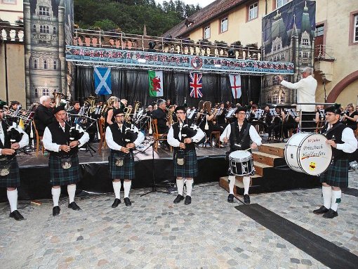 Die Stadtkapelle Wolfach begeisterte bei ihrem Open-Air-Konzert zusammen mit den Prinzbach Highlanders. Foto: Schrader
