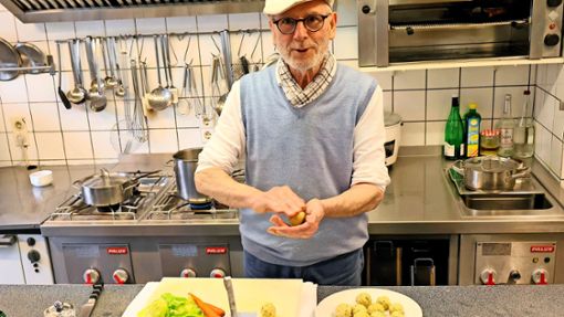 Topfgucken in der Spitzenkoch-Küche: Roy Kieferle beim Zubereiten seiner Bärlauchklößchen. Foto: Gegenheimer
