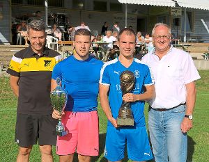 Für Oberbürgermeister Jürgen Großmann (rechts) war es eine angenehme Aufgabe, den erfolgreichen Fußballern seine Glückwünsche auszusprechen.  Foto: Priestersbach