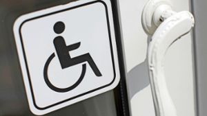 Türe mit Rollstuhlsymbol Foto: dpa/Fredrik von Erichsen