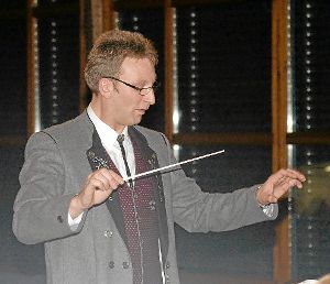 Peter Nikol dirigiert am Sonntag, 16. Dezember, zum 19. Mal ein Jahreskonzert des Musikvereins Harmonie vor eigenem Publikum.  Foto: psw Foto: Schwarzwälder-Bote