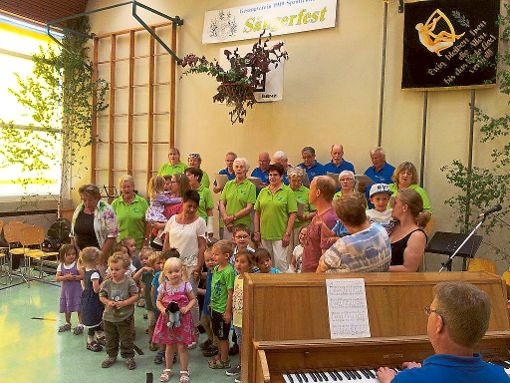 Gemeinsam erfreuten die Kindergartenkinder und einige   Sänger des Gesangvereins Sprollenhaus  die Gäste. Foto: Verein Foto: Schwarzwälder-Bote