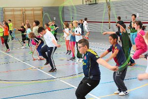 Auf große und lang anhaltende Begeisterung stößt das Rope Skipping in der Wellendinger Neuwiesschule. Foto: Weniger Foto: Schwarzwälder-Bote