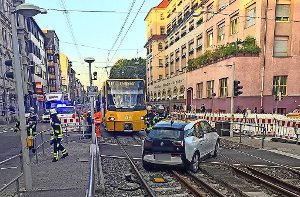 Nichts geht mehr: Das BMW-Elektroauto blockiert nach der Kollision in der Neckarstraße die Gleise Foto: 7aktuell.de/Franziska Mülhaupt