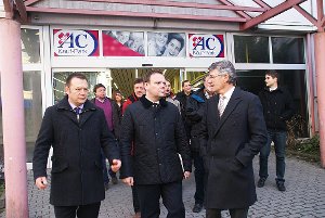 Beim Rundgang mit Bürgermeister Udo Hollauer (links) und Hans-Martin Haller, MdL (rechts) hat sich Ingo Rust ein Bild gemacht. Foto: Rapthel-Kieser