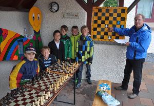 Die Grundbegriffe des Schachspiels vermittelte sechs interessierten Kindern der Schachspieler Thomas Burggraf beim Ferienprogramm. Foto: Kaletta Foto: Schwarzwälder-Bote