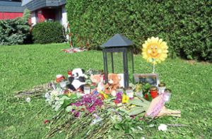 Blumen, Kerzen und ein Stofftier erinnerten nach dem Familiendrama von Villingendorf 2017 an die Bluttat. Foto: Otto