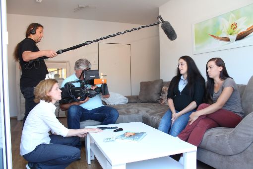 Hilke Petersen (links) spricht während der Dreharbeiten in der Teenie-Mütter-WG in Schwenningen mit Mistra Cammareri (von links) und Anne Rahou.    Foto: Pohl