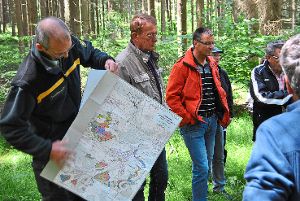 Förster Wolfgang Storz   im Grabenwald mit der Waldkarte der Gemeinde.   Foto: Bantle Foto: Schwarzwälder-Bote