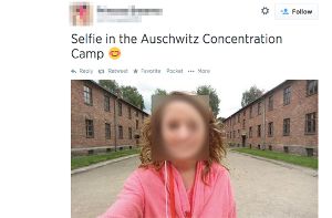 Selfies an besonders schrecklichen Orten sind keine Seltenheit. Dieses Foto hat eine Jugendliche aus den USA über ihren Twitter-Account verbreitet. Sie steht lächelnd inmitten der Häftlingsbaracken im deutschen Vernichtungslager Auschwitz. Foto: SIR-Screenshot