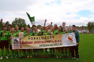 Die Frauen des FC Pfohren bejubelten im vergangenen Jahr den Pokalsieg. Nun ermitteln die SG Obereschach  und der  FC Schönwald  den Nachfolger. Foto: Junkel Foto: Schwarzwälder-Bote