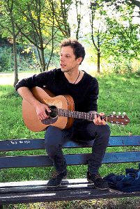 Eine Stimme, eine Gitarre – keine Kompromisse – so beschreibt sich Singer/Songwriter Alex Breidt selbst. Foto: Schwarzwälder-Bote