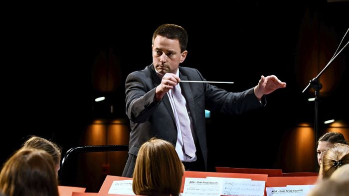 Dirigent des Musikvereins Dinglingen gibt den Taktstock ab