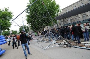 Nach der Montagsdemo am 20. Juni reißen Projektgegner den Bauzaun zur Baustelle von Stuttgart 21 ein und stürmen das Baustellengelände. Laut Polizeiangaben wurden dabei neun Polizisten verletzt. Foto: dpa
