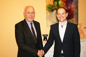 Ortsvorsteher Siegfried Schott (links) verpflichtet per Handschlag Armin Amman als neues Mitglied im Ortschaftsrat Onstmettingen. Foto: Schwarzwälder-Bote