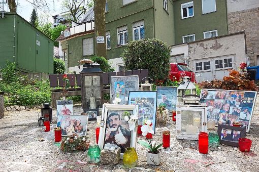 Bis heute erinnern Blumen und Fotos an der Stelle in Hechingen, wo der tödliche Schuss fiel, an den 22-Jährigen. Ab Donnerstag werden die Umstände der brutalen Tat vor Gericht verhandelt. Foto: Stopper