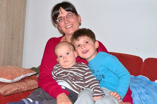 Sonja Mäder mit ihren beiden Söhnen Eric (links) und Moritz lädt zu einem ersten Gespräch für die Krabbelgruppe  am Mittwoch ins Rathaus ein. Foto: Lendle Foto: Schwarzwälder-Bote