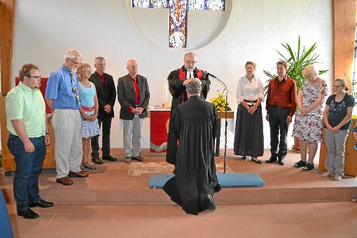 Zur feierlichen Investitur  gehörte auch das Ordinationsgebet mit der Handauflegung durch Dekan Erich Hartmann.   Foto: Kunert Foto: Schwarzwälder-Bote