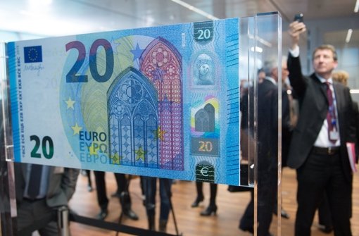 So sieht die überarbeitete Version des 20-Euro-Scheins aus. Neu: Im Hologramm befindet sich ein Porträt-Fenster mit der mythologischen Gestalt Europa. Foto: dpa