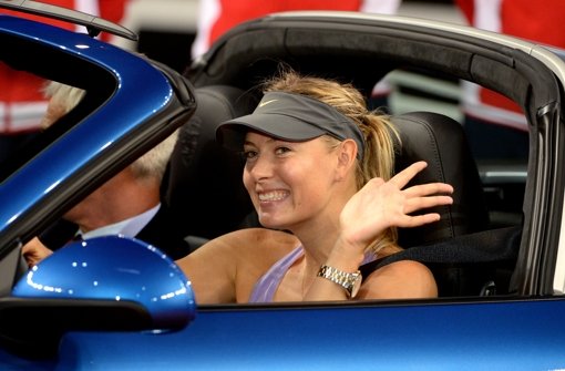 Die Top-Stars der Frauen-Tennisszene kommen fast alle nach Stuttgart zum Porsche Tennis Grand Prix. Sie alle wollen, wie hier Maria Scharapowa, mit einem Porsche die Halle verlassen. Foto: dpa