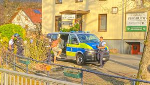 Die hinzugerufenen Polizeistreifen konnten den auffälligen Mann am Freitagnachmittag in Sasbach überwältigen und mitnehmen. Foto: Einsatz-Report 24