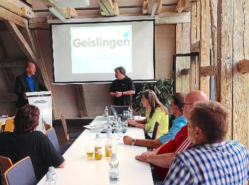 Bürgermeister Oliver Schmid (links) hat im Klima-AK eine Zukunftsrede gehalten und sich für eine Stärkung der Sonnenenergie in Geislingen eingesetzt. Foto: Schaitel Foto: Schwarzwälder-Bote
